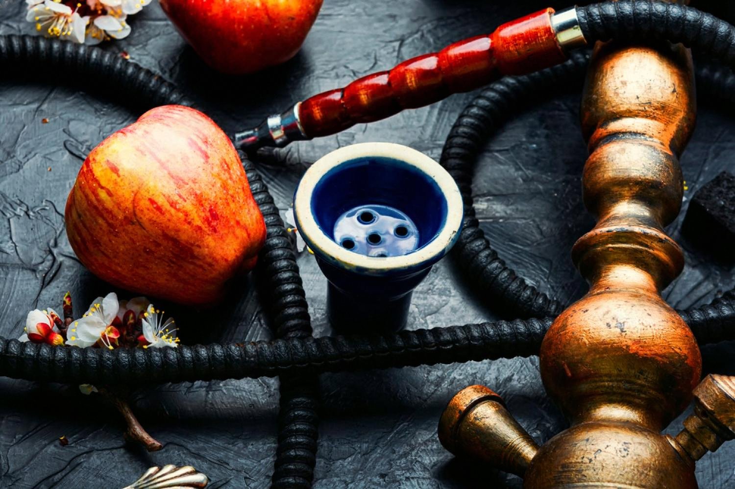 Apple beside a hookah bowl showing fruit-inspired vape aroma inspiration